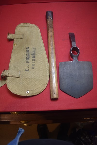 WW1/2 AUSTRALIAN ENTRENCHING TOOL AND COVER.