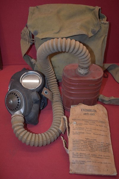WW2 BRITISH/AUSTRALIAN GAS MASK COMPLETE IN CARRY BAG-SOLD