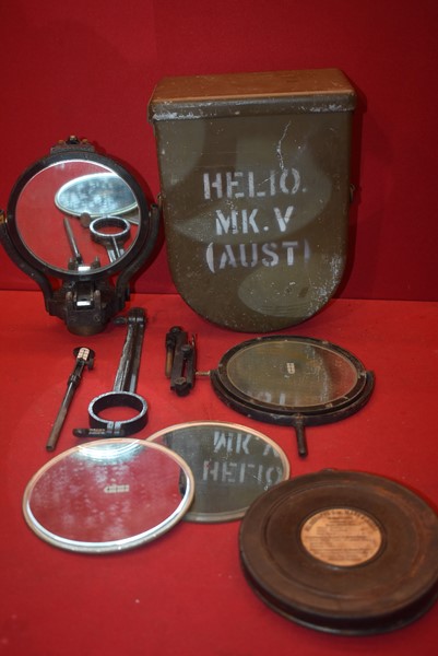 WW2 AUSTRALIAN ARMY ISSUED HELIOGRAPH AND SPARE MIRRORS-SOLD
