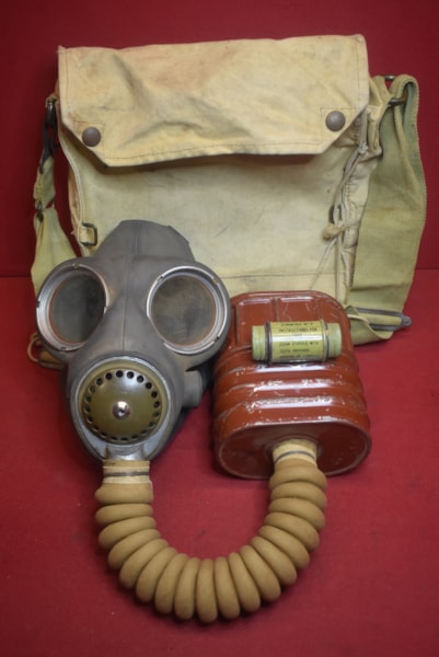 WW2 AUSTRALIAN ISSUED GAS MASK AND CARRY BAG