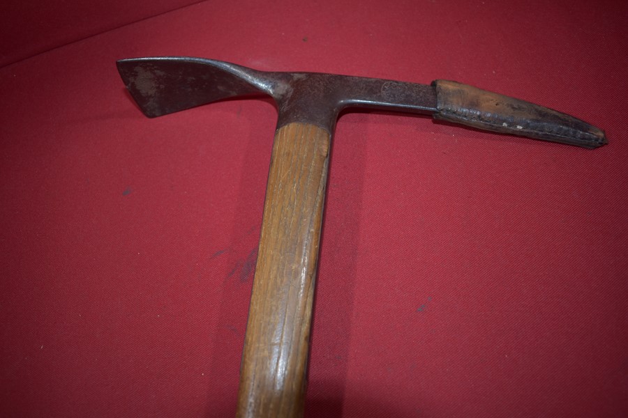 WW2 GERMAN MOUNTAIN TROOPS (GEBIRGSJAGER) ICE/SKI AXE.-SOLD