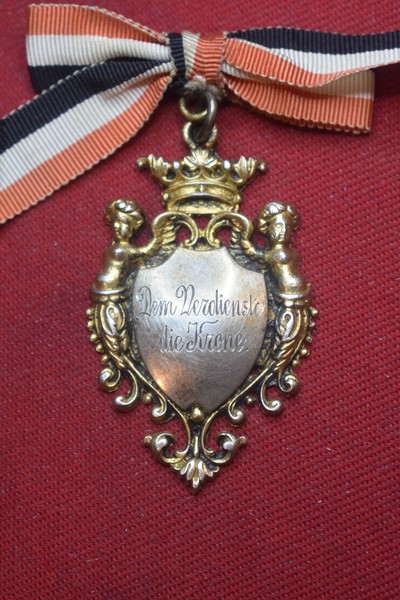 WW1 IMPERIAL GERMAN 'IN SERVICE OF THE CROWN' LAPEL BADGE, 800 SILVER-SOLD