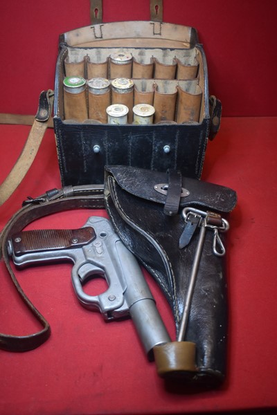 WW2 GERMAN FLARE GUN, HOLSTER AND LEATHER FLARE AMMO POUCH-SOLD