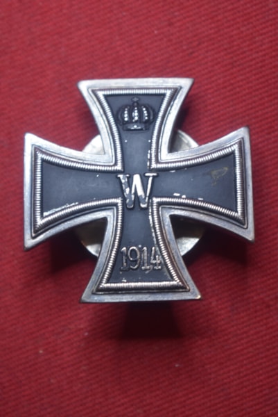 WW1 GERMAN IRON CROSS FIRST CLASS VAULTED SCREWBACK.