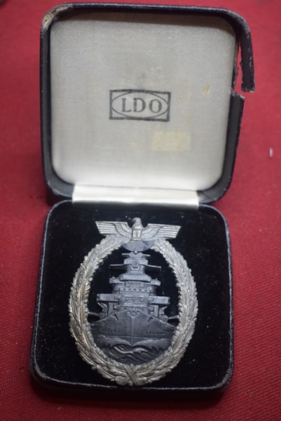 WW2 CASED GERMAN HIGH SEAS FLEET BADGE