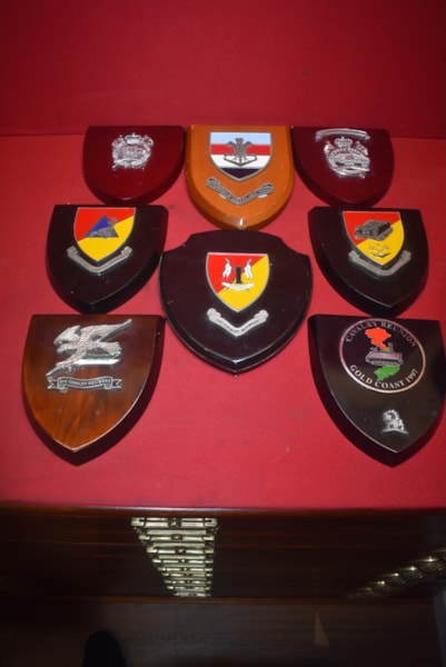 COLLECTION OF AUSTRALIAN ARMOURED CORPS UNIT PLAQUES.