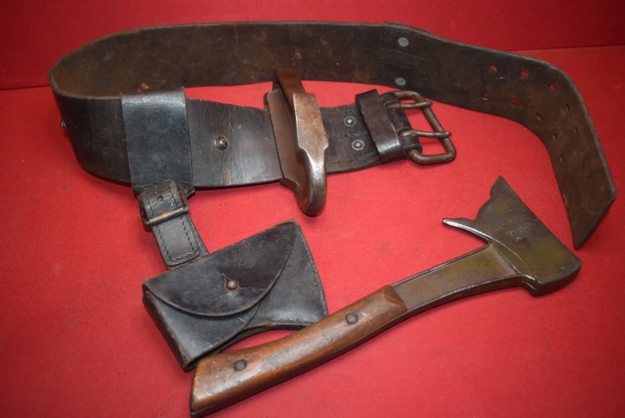 WW2 GERMAN LUFTWAFFE AIRPLANE RESCUE AXE(BERGEBEIL) WITH LOAD CARRYING BELT-SOLD MG