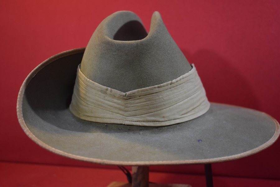 AUSTRALIAN ARMY SLOUCH HAT KOREAN WAR PERIOD DATED 1952-SOLD