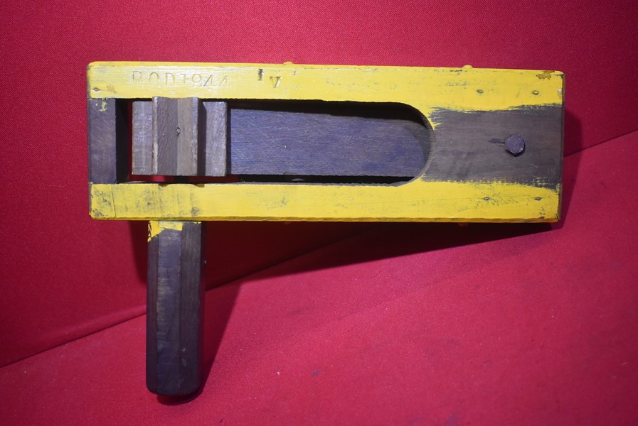 WW2 DATED BRITISH GAS RATTLE