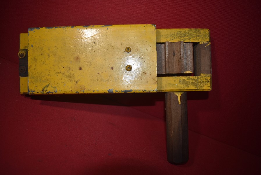 WW2 DATED BRITISH GAS RATTLE