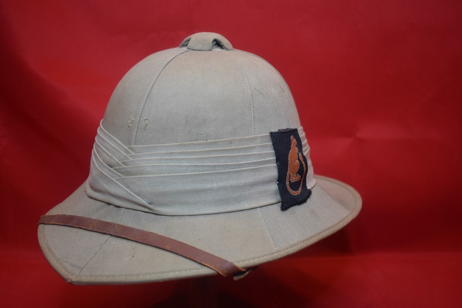 WW2 BRITISH 7th OFFICERS ARMOURED DIVISION (DESERT RATS) SUN HELMET