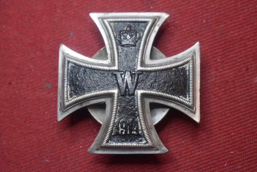 WW1 VAULTED  SCREW BACK GERMAN IRON CROSS FIRST CLASS MARKED 800 SILVER 