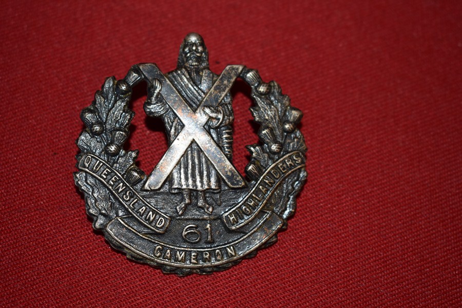 AUSTRALIAN ARMY HAT BADGE 61 BN (QUEENSLAND HIGHLANDERS) 30-42-SOLD