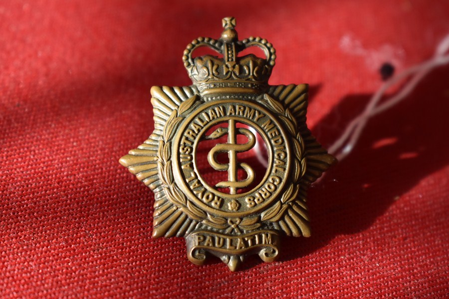 AUSTRALIAN ARMY HAT BADGE. MEDICAL CORPS 53-60