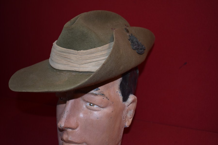 WW2 AUSTRALIAN SLOUCH HAT 2/4 INFANTRY BATTALION-SOLD