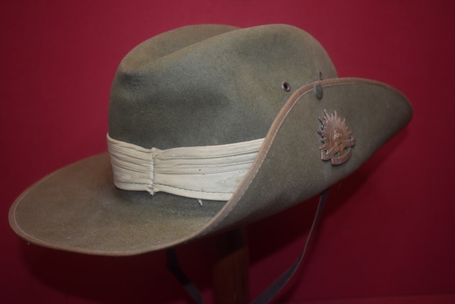 AUSTRALIAN SLOUCH HAT WW2 DATED 1941-SOLD