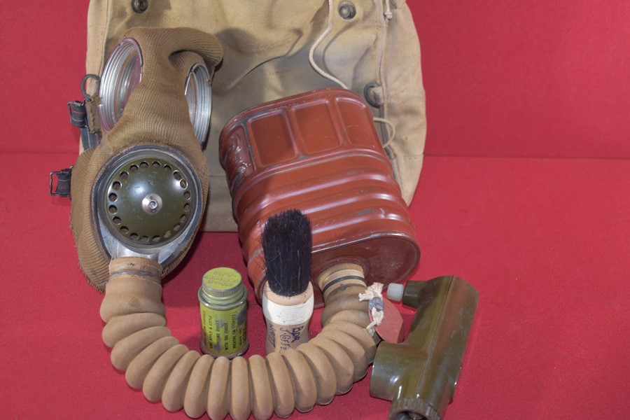 WW2 AUSTRALIAN ISSUED GAS MASK AND CARRY BAG-SOLD