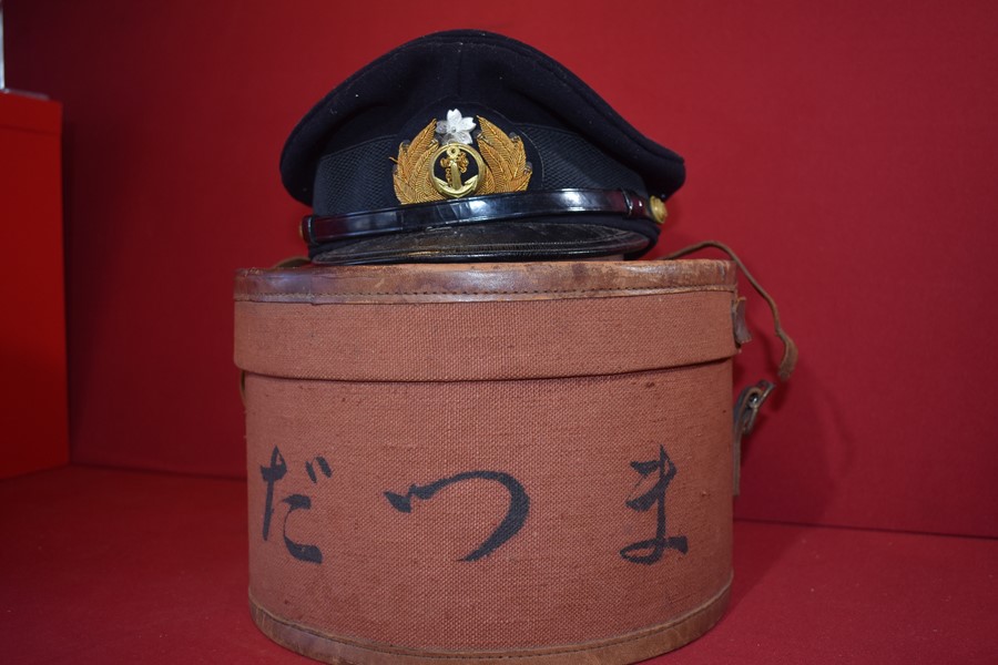 WW2 JAPANESE NAVAL OFFICERS HAT AND CARRY BOX.-SOLD