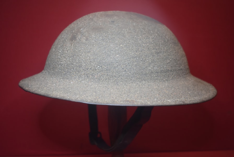 WW1 BRITISH/AUSTRALIAN TOMMY HELMET.