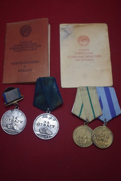 WW2 RUSSIAN MEDAL GROUP AND ISSUE BOOKLETS. a-SOLD