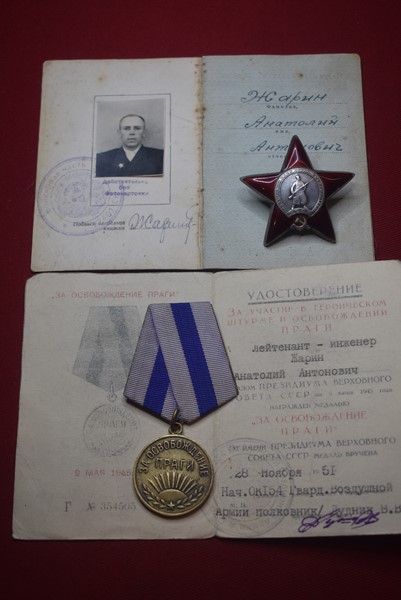 WW2 RUSSIAN MEDAL PAIR, ORDER OF THE RED STAR AND LIBERATION OF PRAGUE WITH ISSUE BOOKS-SOLD