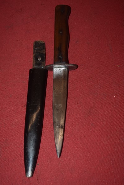 WW2 GERMAN SOLDIERS FIGHTING KNIFE-ON HOLD