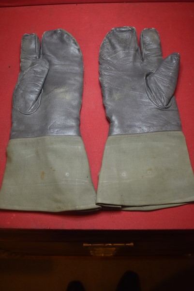 WW2 GERMAN SOLDIERS GLOVES