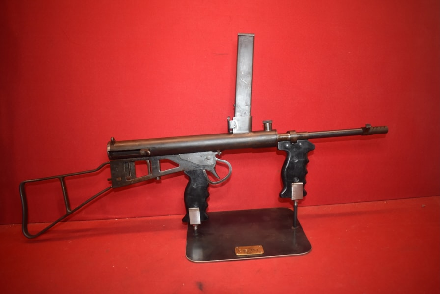 REPLICA. AUSTRALIAN OWEN GUN MK1.
