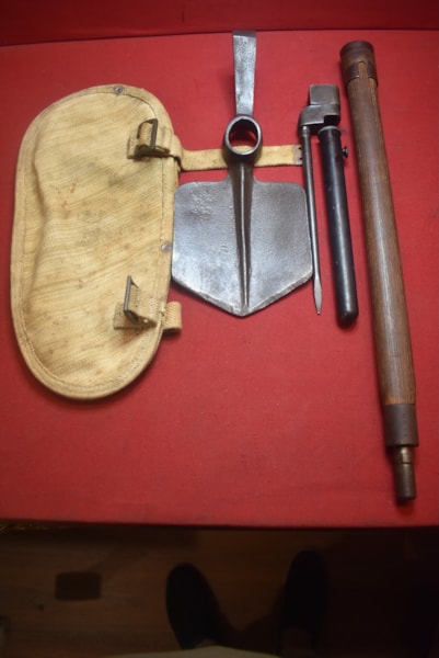 WW2 BRITISH/AUSTRALIAN ENTRENCHING TOOL/MINE PRODDER WITH COVER AND BAYONET