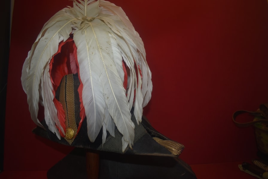 VICTORIAN PERIOD CASED BRITISH ROYAL ARMY ENGINEER OFFICERS BICORN HAT AND TIN CASE WITH PLUMES