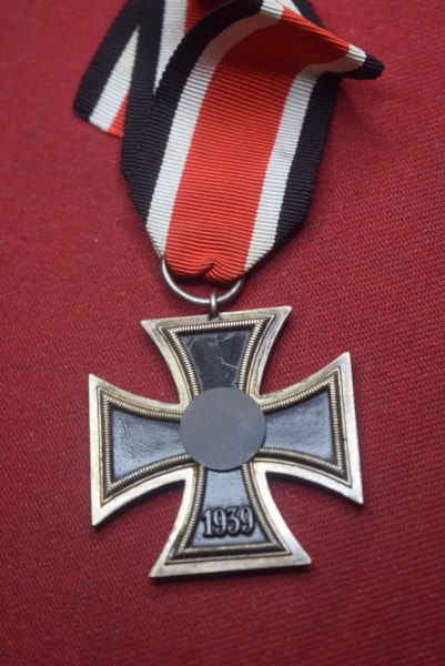 WW2 GERMAN IRON CROSS SECOND CLASS-ON HOLD SMG
