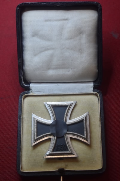 CASED WW2 IRON CROSS FIRST CLASS MAKER 15-ON HOLD SMG