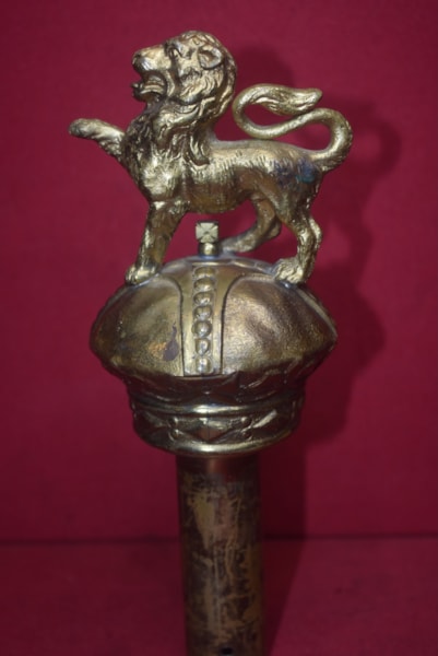 VICTORIAN ERA QUEENS COLOURS BRASS LION ON CROWN FLAG POLE TOP FINIAL