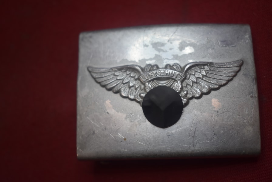 WW2 GERMAN LUFTSCHUTZ BELT BUCKLE-ON HOLD MG