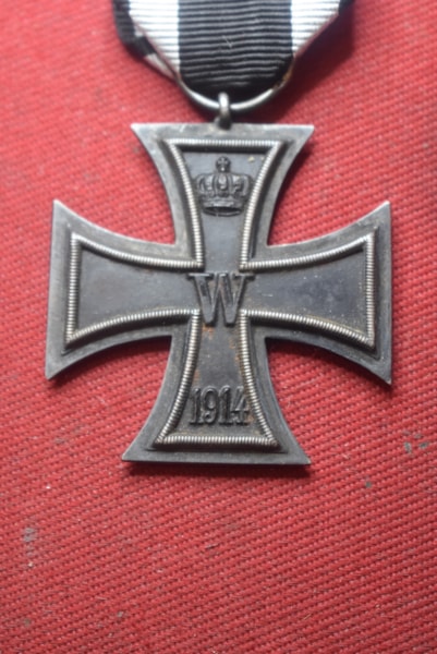 WW1 GERMAN IRON CROSS SECOND CLASS.b