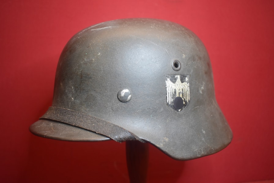 WW2 GERMAN ARMY M40 SINGLE DECAL HELMET-SOLD