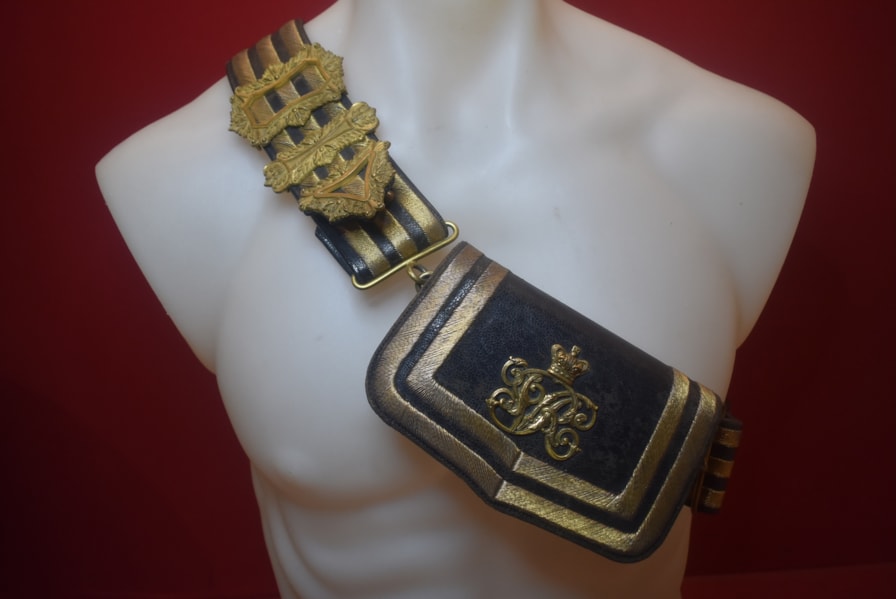 BRITISH VICTORIAN OFFICERS CROSS BELT AND POUCH