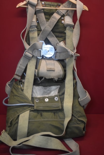 WW2 GERMAN LUFTWAFFE PILOTS FL30231 SEAT TYPE PARACHUTE AND HARNESS.